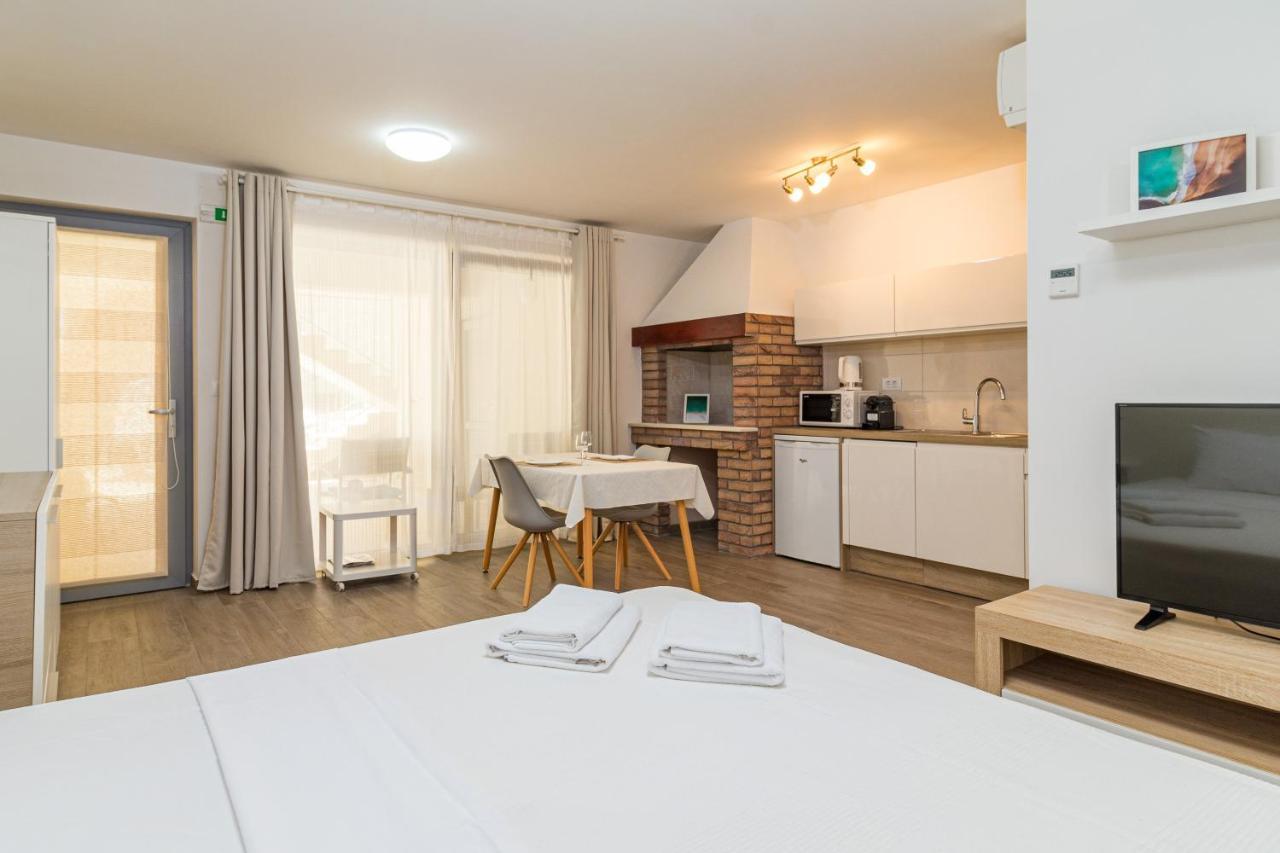Apartments Anna Ližnjan エクステリア 写真