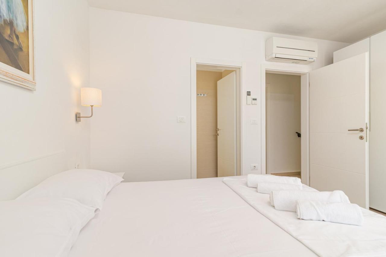 Apartments Anna Ližnjan エクステリア 写真